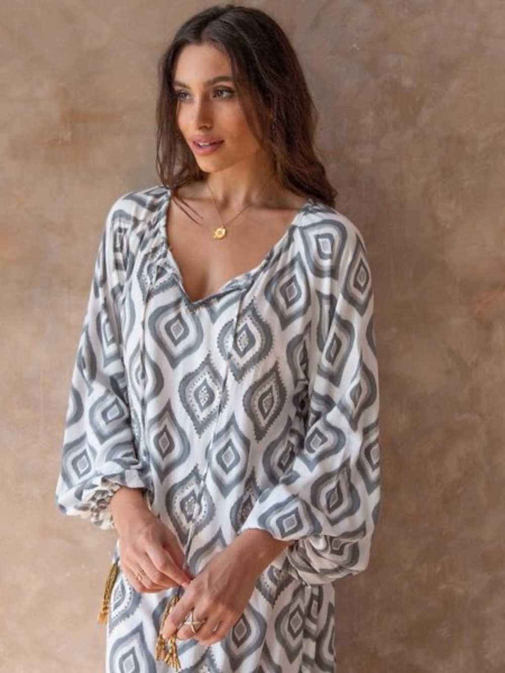 Skemo Gray and White Geometric V-Neck Tunic Dress